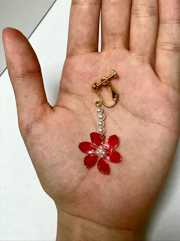 【受注制作】赤いお花のエレガントイヤリング 3枚目の画像