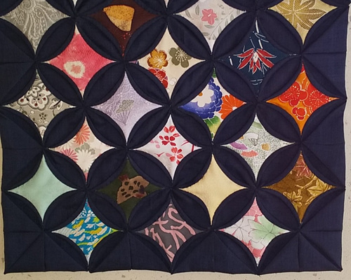 ♡Kaoru♡ ２点 カテドラルウィンドウバッグ、ポーチ（ハンドメイド) カテドラルウィンドウのポーチ 生徒作品 | Quilt Shop PINEAPPLE