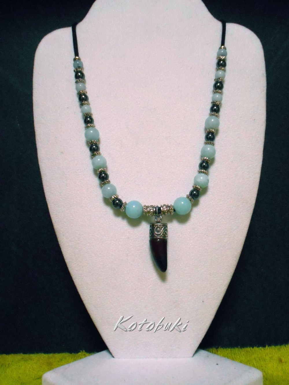 ティラノサウルスの歯ネックレス（十勝石）TSTT025