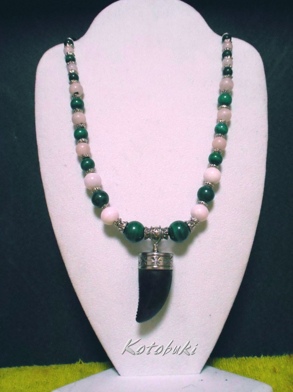 ティラノサウルスの歯ネックレス（十勝石）TSTT026