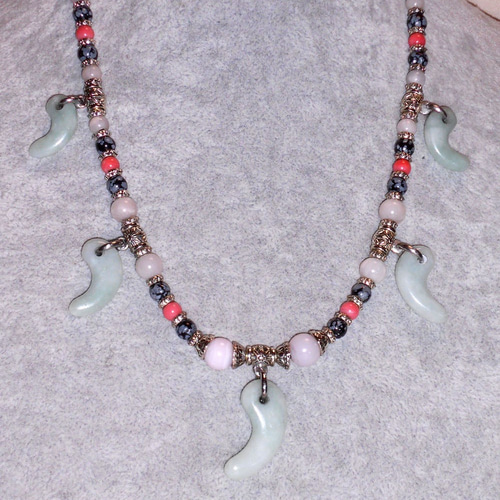 黒翡翠と白翡翠の陰陽勾玉デザインのネックレス　勾玉　ネックレス 黒翡翠と白翡翠の陰陽勾玉デザインのネックレス 勾玉 ネックレス