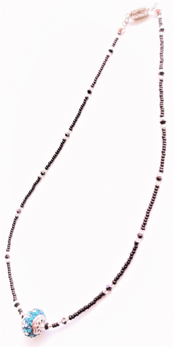 【マグネットタイプのネックレス】ラインストーンリング（青緑）＆スワロフスキー（ブラック）のネックレス 6枚目の画像