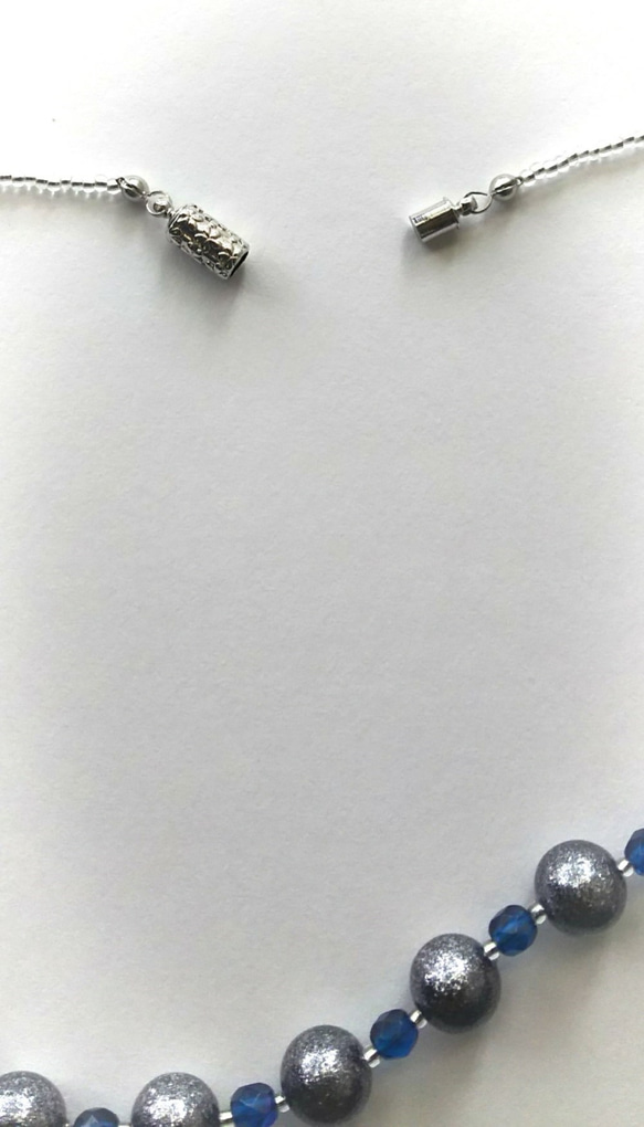【マグネットタイプのネックレス】シャイニーパール（ダークグレー）＆ファイアポリッシュ（ブルー）のネックレス 4枚目の画像