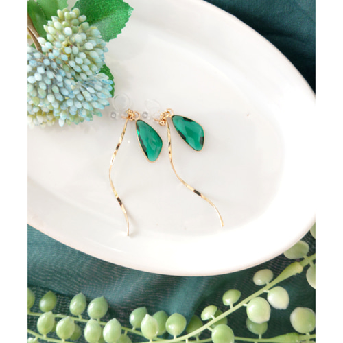 グリーンの雫石揺れるゴールドカラーピヤス/イヤリング イヤリング