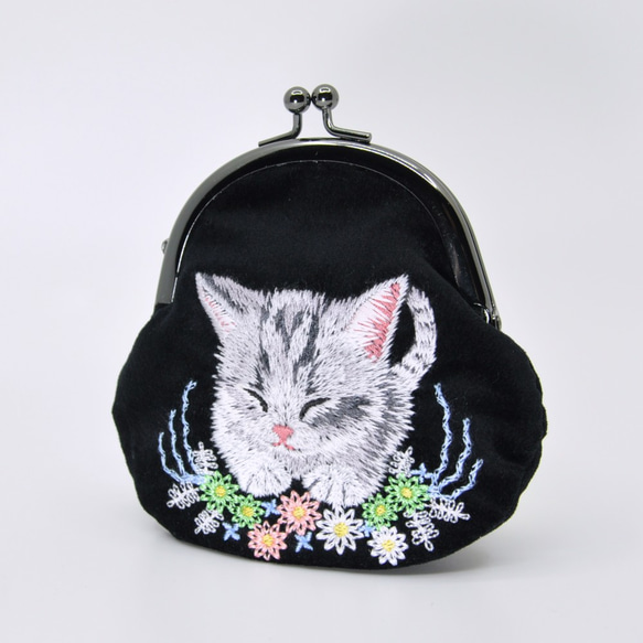 NEWお昼寝ねこ刺繍　がま口タイプの小銭入れ〈小さめサイズ〉 1枚目の画像