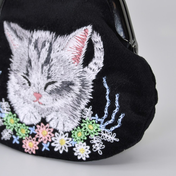 NEWお昼寝ねこ刺繍　がま口タイプの小銭入れ〈小さめサイズ〉 2枚目の画像