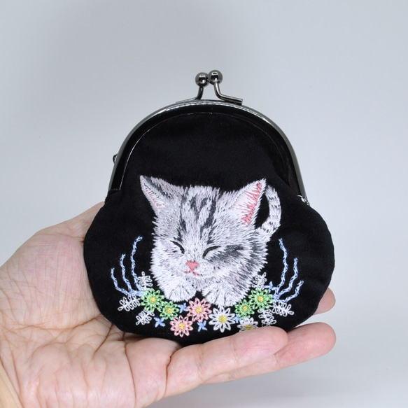 NEWお昼寝ねこ刺繍　がま口タイプの小銭入れ〈小さめサイズ〉 4枚目の画像