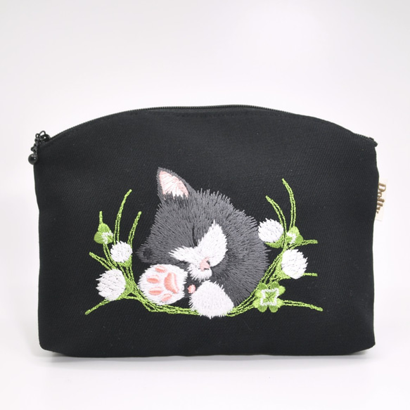 ぷっくり肉球のクローバーとハチワレ猫刺繍 ポーチ〈黒〉 マスクも入る