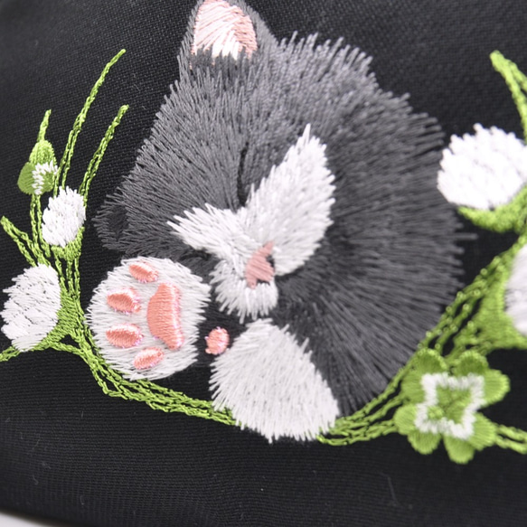 クローバーとハチワレねこ刺繍　ブックカバー　単行本・四六判サイズ〈黒〉 2枚目の画像