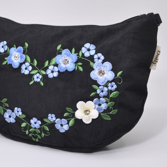 大人可愛い　花刺繍マルチポーチ（取り外し可能な持ち手付き）ブルー系　 3枚目の画像