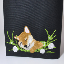 【再販】お昼寝わんこ刺繍（柴犬）ブックカバー文庫本サイズ　〈黒〉 2枚目の画像