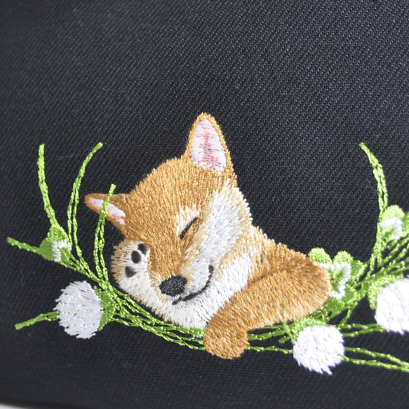 【再販】お昼寝わんこ刺繍（柴犬）A5サイズブックカバー（縦書き右開き用）〈黒〉 2枚目の画像