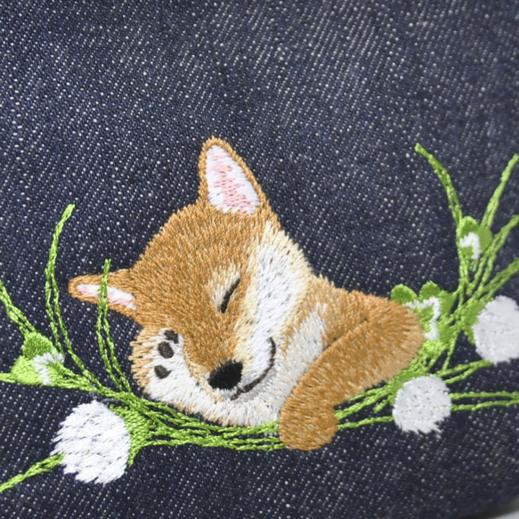 お昼寝わんこ刺繍（柴犬）A5サイズブックカバー（縦書き右開き）〈デニム〉 2枚目の画像