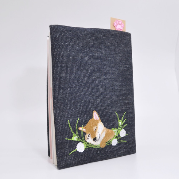 お昼寝わんこ刺繍（柴犬）A5サイズブックカバー（縦書き右開き）〈デニム〉 4枚目の画像