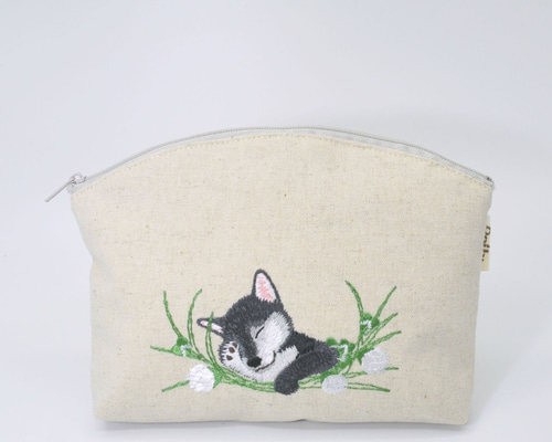 お昼寝わんこ刺繍（黒柴）ポーチ〈リネン〉 マスクも入るサイズ ポーチ