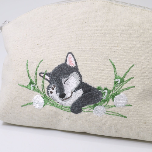 お昼寝わんこ刺繍（黒柴）ポーチ〈リネン〉 マスクも入るサイズ ポーチ