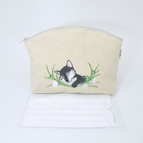 お昼寝わんこ刺繍（黒柴）ポーチ〈リネン〉 マスクも入るサイズ ポーチ