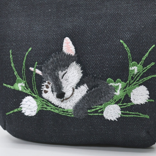 お昼寝わんこ刺しゅう（黒柴）ポケットティッシュポーチ〈デニム