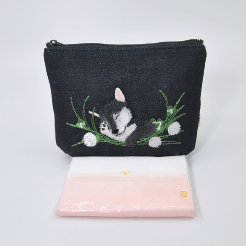 お昼寝わんこ刺しゅう（黒柴）ポケットティッシュポーチ〈デニム