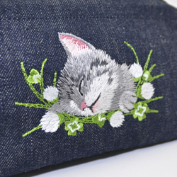クローバーとグレー猫刺繍　ワイヤーポーチ〈デニム〉 2枚目の画像
