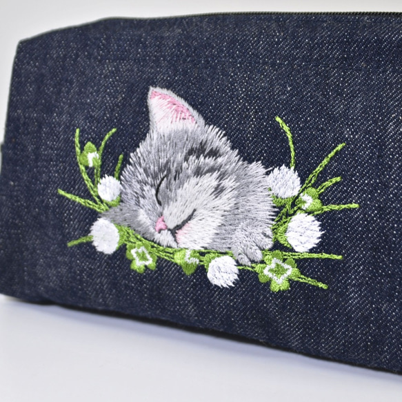 クローバーとグレー猫刺繍　ワイヤーポーチ〈デニム〉 3枚目の画像