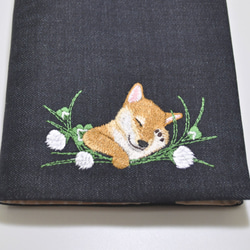 お昼寝わんこ刺繍（柴犬）A5サイズブックカバー（横書き左開き用）〈デニム〉 2枚目の画像