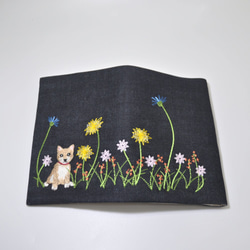 お花畑わんこ刺繍（柴犬）ブックカバー　文庫本サイズ〈デニム〉 1枚目の画像