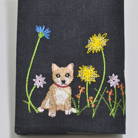 お花畑わんこ刺繍（柴犬）ブックカバー　文庫本サイズ〈デニム〉 2枚目の画像