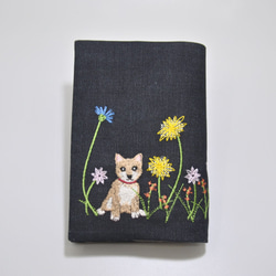 お花畑わんこ刺繍（柴犬）ブックカバー　文庫本サイズ〈デニム〉 3枚目の画像