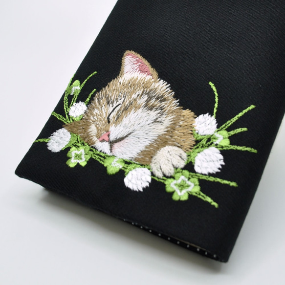 クローバーと茶トラねこ刺繍　ブックカバー文庫本サイズ　〈黒〉 2枚目の画像