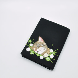 クローバーと茶トラねこ刺繍　ブックカバー文庫本サイズ　〈黒〉 3枚目の画像