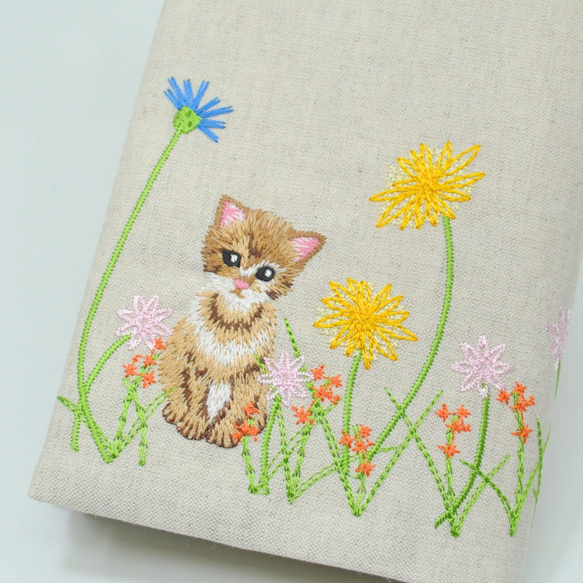 【再販】お花畑ねこ刺繍　ブックカバー文庫本サイズ　〈リネン〉 2枚目の画像