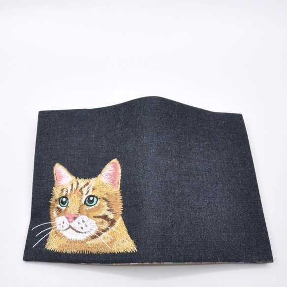 男前猫刺繍　ブックカバー文庫本サイズ　〈デニム〉 1枚目の画像