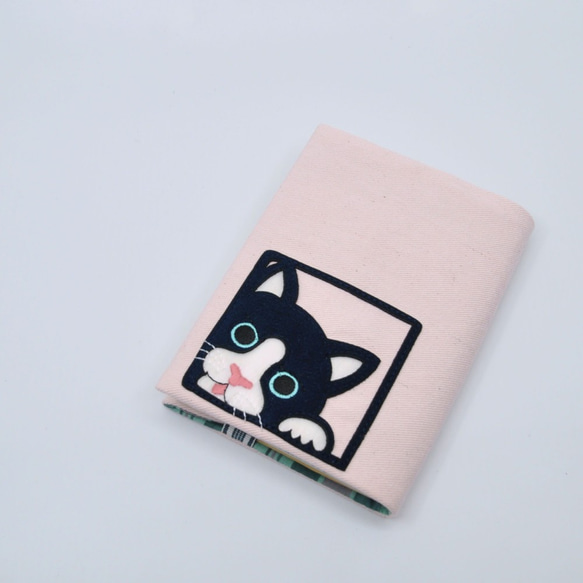 ☆半額セール☆ハチワレ猫アップリケ刺繍ブックカバー文庫本サイズ〈ピンク〉 3枚目の画像