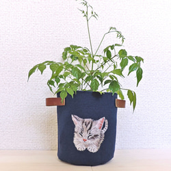 お昼寝ねこ刺繍　プランターカバー　〈ネイビー〉 1枚目の画像