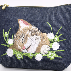 【再販】クローバーと茶トラねこ刺繍　ポケットティッシュポーチ〈デニム＆グリーン〉 2枚目の画像