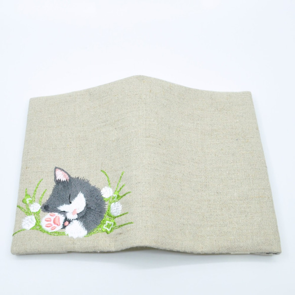 【再販】クローバーとハチワレ猫刺繍　ブックカバー文庫本サイズ〈コットンリネン生地〉 1枚目の画像