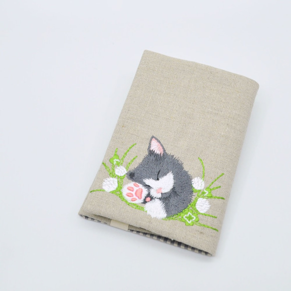 【再販】クローバーとハチワレ猫刺繍　ブックカバー文庫本サイズ〈コットンリネン生地〉 3枚目の画像