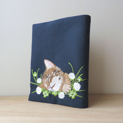 クローバーとねこ刺繍　ブックカバー文庫本サイズ　〈ネイビー＆グリーン〉 1枚目の画像