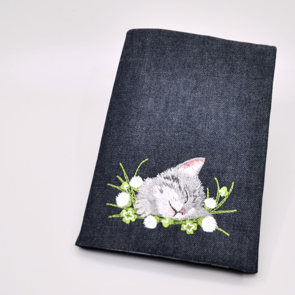 クローバーとグレーねこ刺繍A5サイズブックカバー（横書き左開き用）〈デニム〉 4枚目の画像