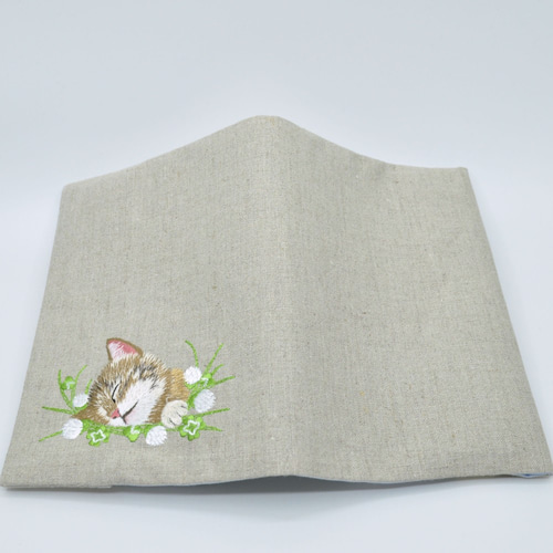 クローバーと茶トラねこ刺繍A5サイズブックカバー（縦書き右開き