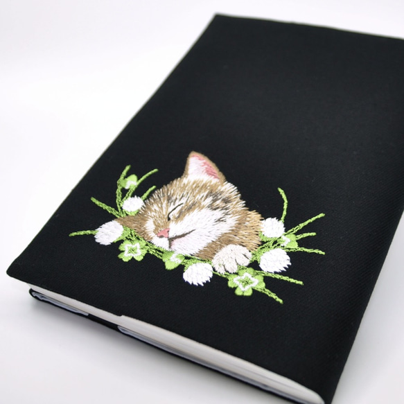 クローバーと茶トラねこ刺繍A5サイズブックカバー（縦書き右開き用）〈黒〉 3枚目の画像