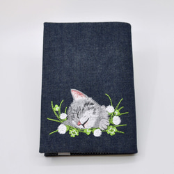 【再販】クローバーとグレーねこ刺繍ブックカバー　単行本・四六判サイズ〈デニム〉 1枚目の画像