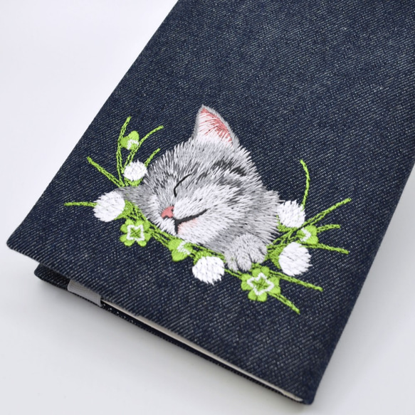 【再販】クローバーとグレーねこ刺繍ブックカバー　単行本・四六判サイズ〈デニム〉 3枚目の画像