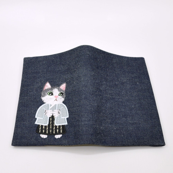 羽織袴のハチワレ猫ちゃん刺繍　文庫本サイズブックカバー〈デニム〉 1枚目の画像