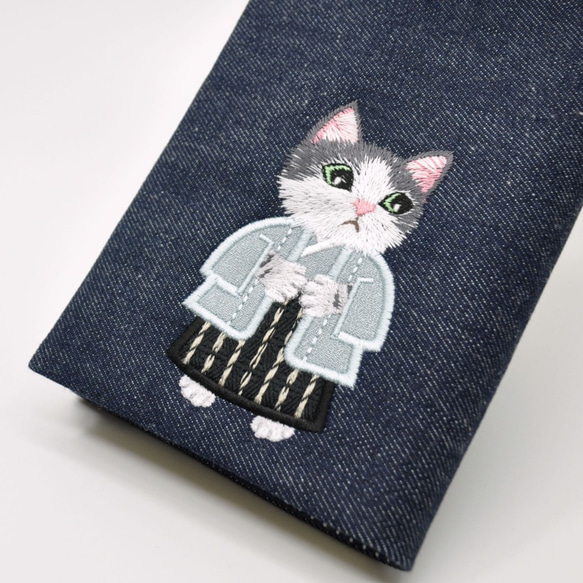 羽織袴のハチワレ猫ちゃん刺繍　文庫本サイズブックカバー〈デニム〉 2枚目の画像