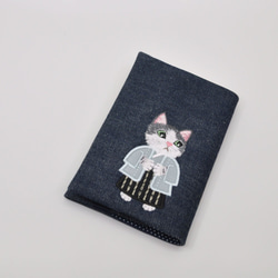 羽織袴のハチワレ猫ちゃん刺繍　文庫本サイズブックカバー〈デニム〉 3枚目の画像