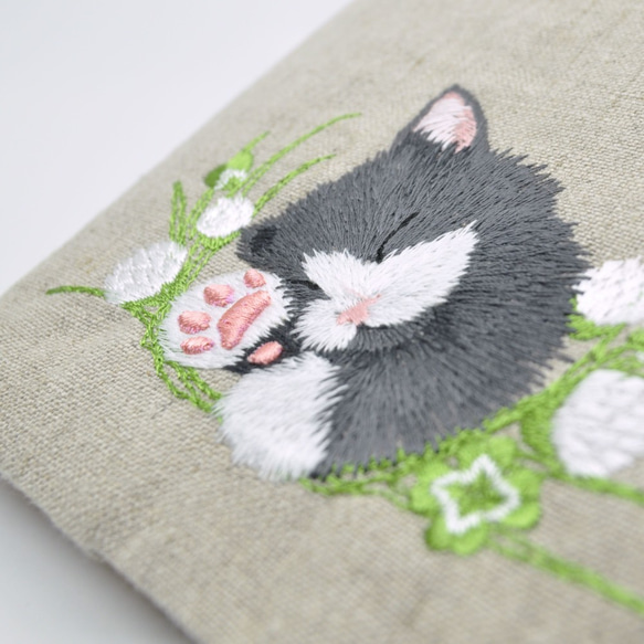 クローバーとハチワレねこ刺繍　Ａ５サイズブックカバー（縦書き右開き）〈リネン〉 2枚目の画像