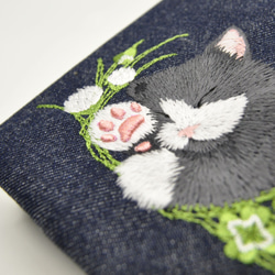 【再販】クローバーとハチワレねこ刺繍　ブックカバー文庫本サイズ〈デニム〉 2枚目の画像