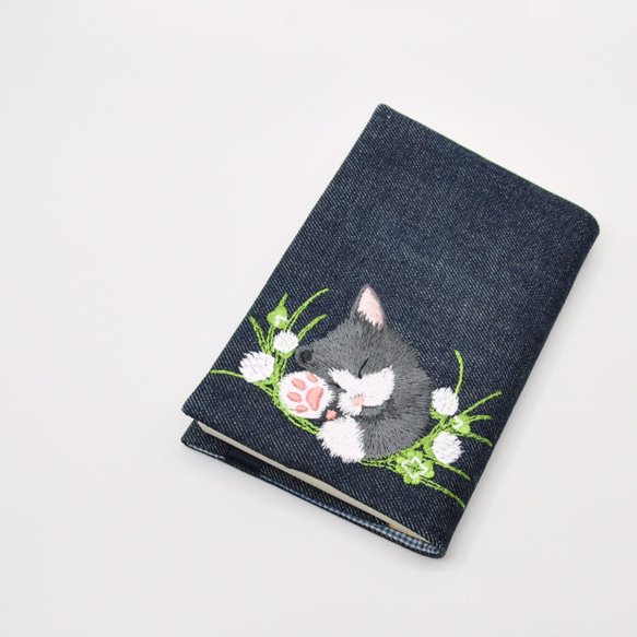 【再販】クローバーとハチワレねこ刺繍　ブックカバー文庫本サイズ〈デニム〉 3枚目の画像